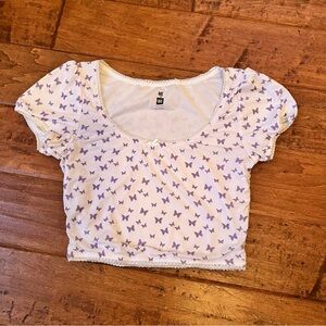 Me to We White Top with Purple Butterfly Design Cropped PacSun Small